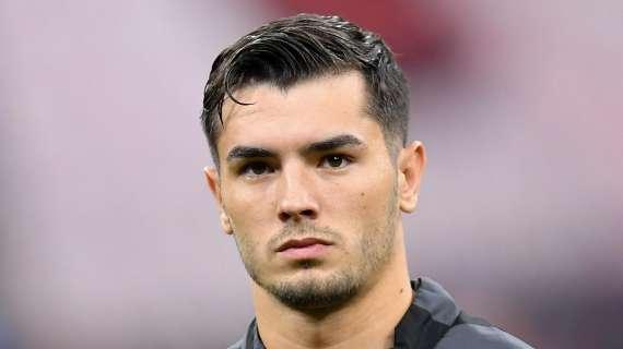 VIDEO - Brahim Diaz premiato da Maldini per le 100 presenze con il Milan