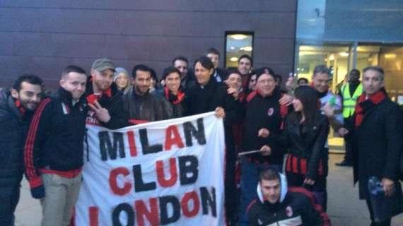 FOTO MN - Inzaghi posa con i tifosi del Milan Club London