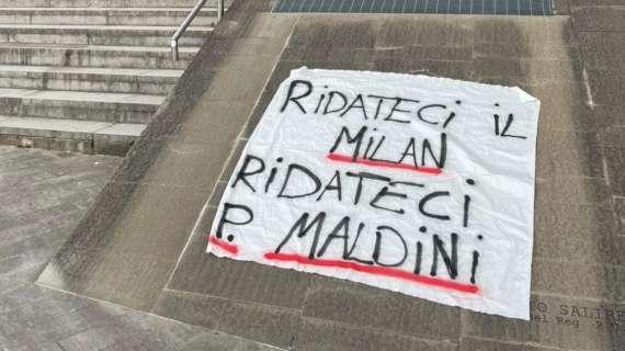 FOTO - Striscione sotto Casa Milan: "Ridateci il Milan, ridateci P.Maldini"