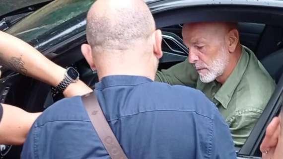 VIDEO MN - Selfie e autografi con i tifosi per Stefano Pioli fuori da Milanello