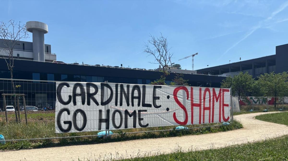 FOTO MN - Striscione (subito rimosso) contro Cardinale anche fuori da Casa Milan