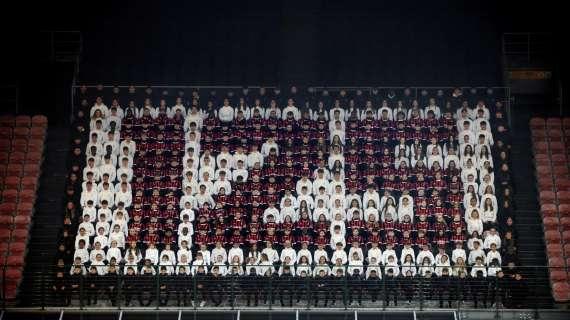 FOTO - I ragazzi e le ragazze del Settore Giovanile celebrano i 125 anni del Milan