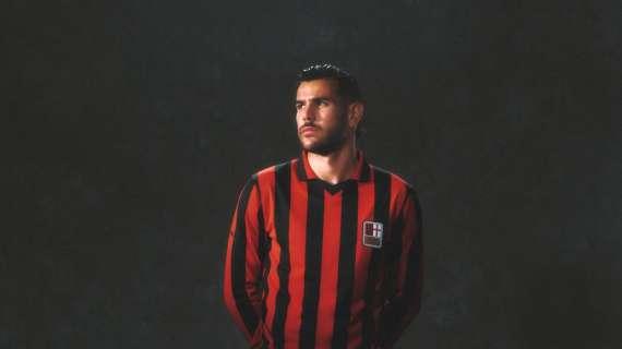 Theo Hernandez e la foto con la maglia per i 125 anni del Milan