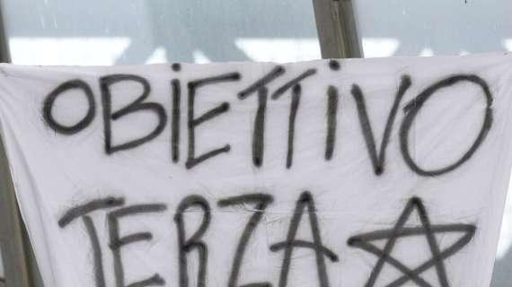 Lenzuolo bianconero accanto alla sede rossonera in via Turati