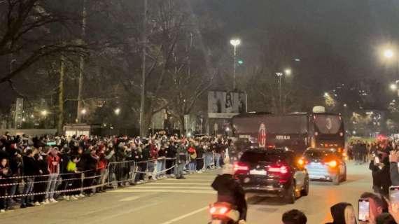 VIDEO MN - Il Milan è a San Siro: l'arrivo del pullman prima dell'Atalanta