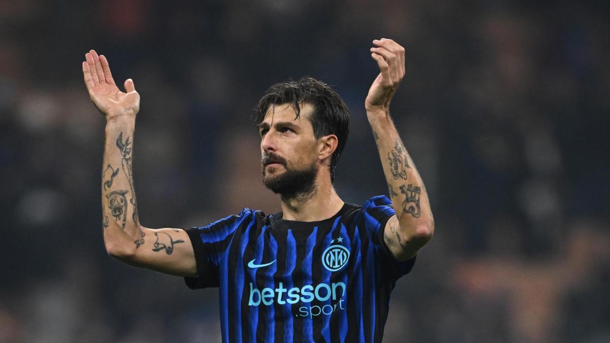 Acerbi, ci risiamo: il centrale dell'Inter tira i capelli a Leao in area. Il VAR non interviene