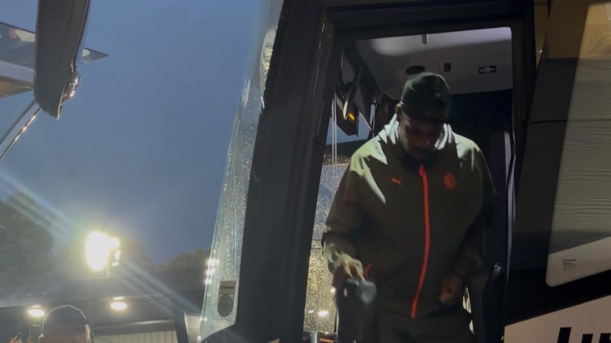 VIDEO MN - L'arrivo del pullman del Milan al Vitality Stadium di Bournemouth