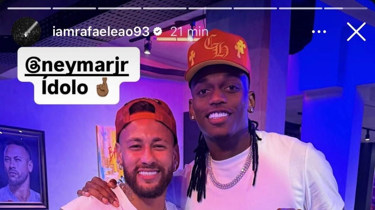 Neymar lo omaggia con una maglia autografata, Leao ringrazia: "Idolo"
