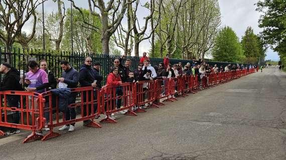 FOTO MN - Vigilia derby, a Milanello oggi una cinquantina di tifosi 