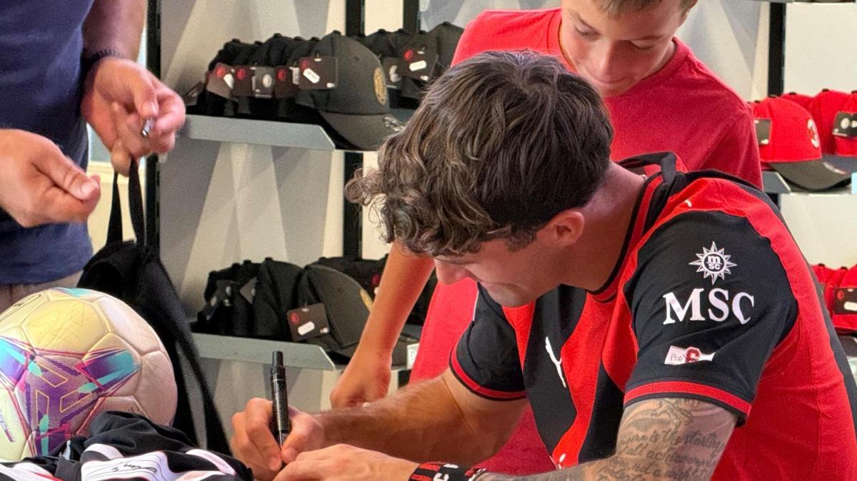 VIDEO MN - Un piccolo tifoso regala a Pulisic un polsino rossonero personalizzato: Chris lo indossa col sorriso
