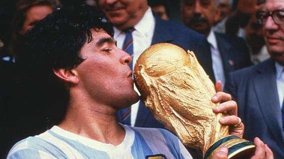 Addio Maradona, anche Milano celebra Diego: la sua foto sui maxischermi della stazione