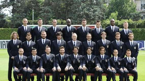 FOTO - Gli scatti ufficiali dei rossoneri in azzurro