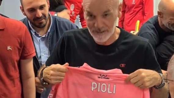 Pioli in sala stampa con tutto lo staff. E riceve in dono la Maglia Rosa