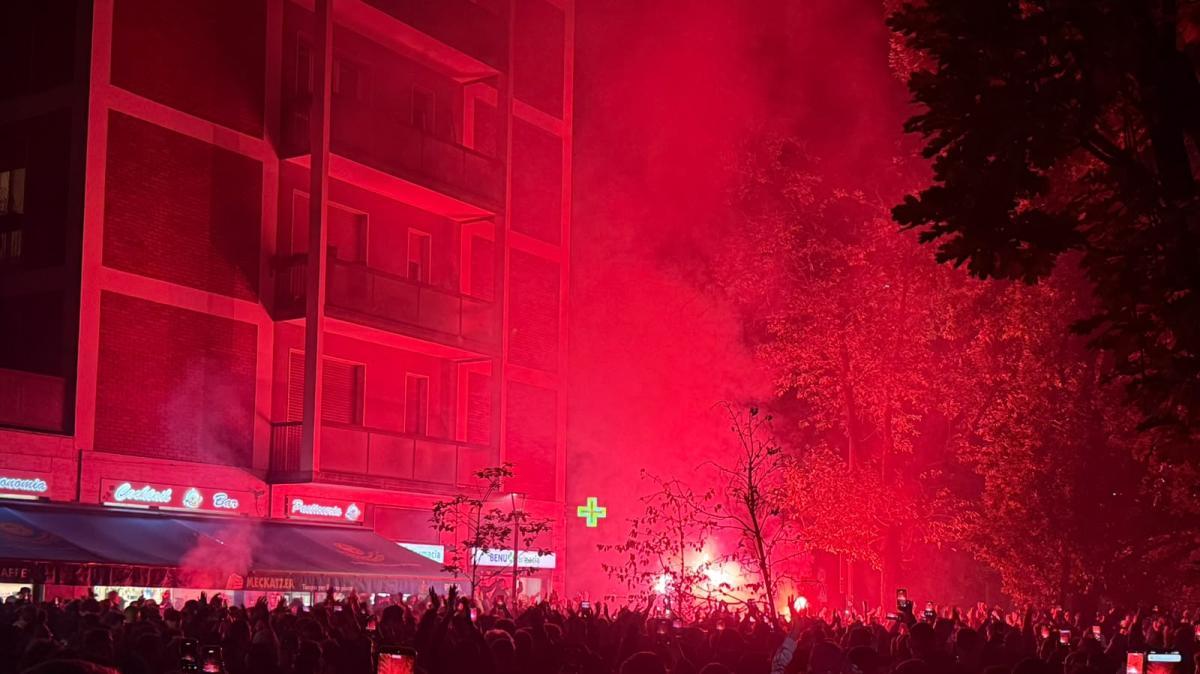 VIDEO MN - Cori, fumogeni e voglia di Milan: la Curva Sud inizia a cantare prima del Derby
