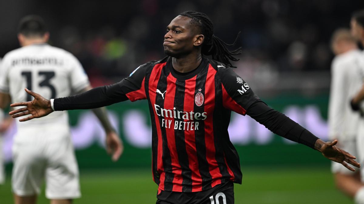 Un gol da centravanti e il sogno scudetto: Leao fa volare il Milan