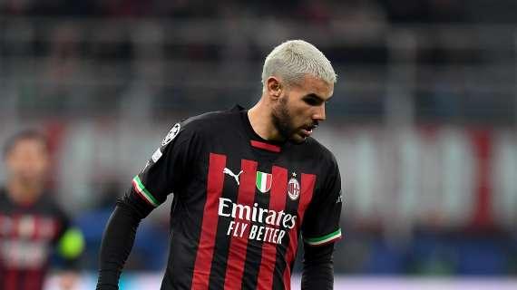 MN - Eccoli lì! Tifosi del Napoli sotto l’hotel del Milan: cori contro Theo e Maldini