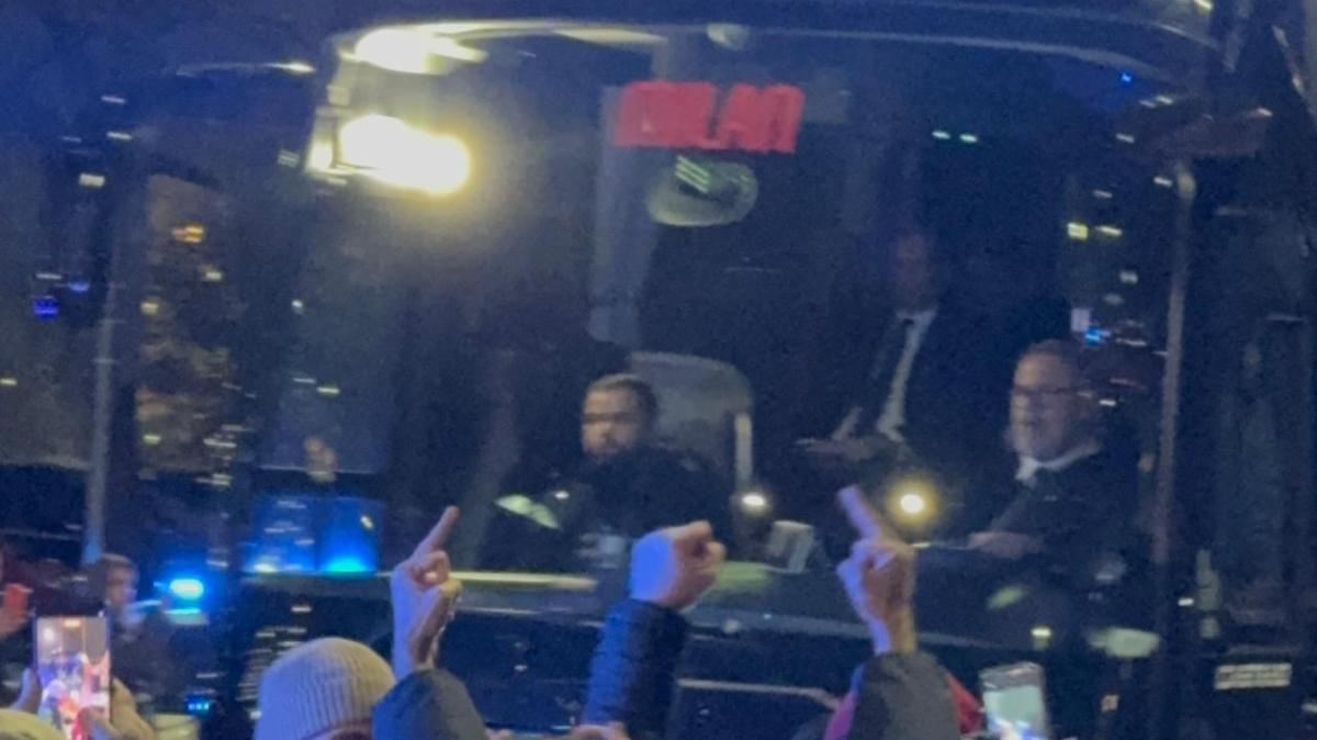 VIDEO MN - L'arrivo a San Siro del pullman del Milan per il derby