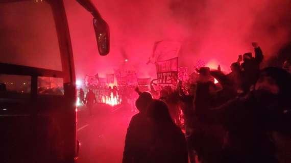 MN - Verso Milan-Juventus, rossoneri arrivati ora a San Siro tra l'entusiasmo dei tifosi