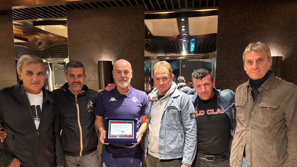 MN - Il Milan Club "Old Clan" sorprende Pioli in albergo con una targa