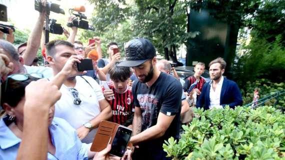MN - Casa Milan, arrivato Higuain accolto dai cori dei tifosi