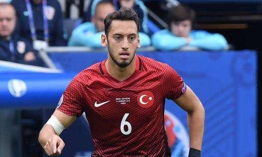 Il Milan vuole interrompere l'emorragia realizzativa: Calhanoglu irrompe sul fronte rossonero