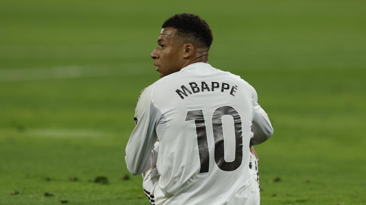 Real Madrid, Mbappè nel mirino dei tifosi per una vacanza in Sardegna