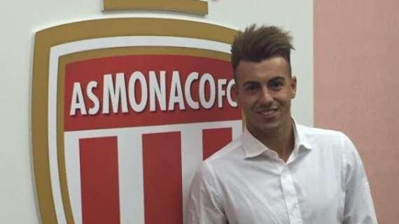 FOTO - El Shaarawy sorridente dopo la firma con il Monaco