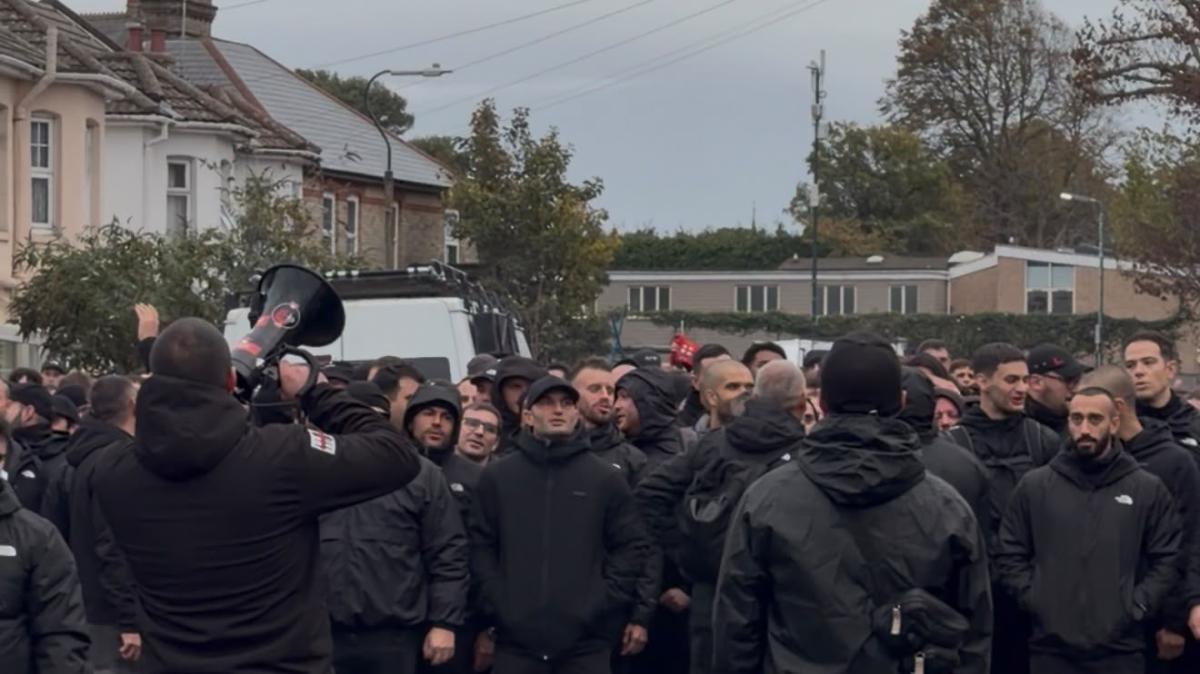 VIDEO MN - Curva Sud a Bournemouth, parte il corteo dei tifosi rossoneri verso lo stadio