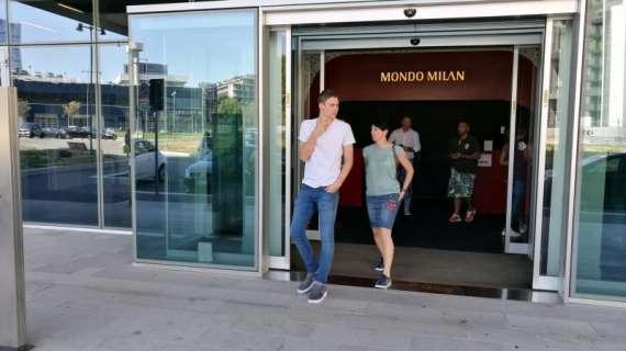 FOTO MN - Il giovane Larsen a Casa Milan dopo la firma con il club rossonero