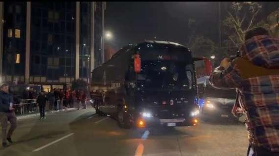 VIDEO MN - Il pullman del Milan è arrivato a San Siro: alle 20.45 il big match con la Roma