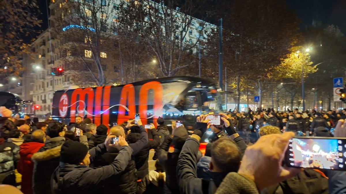 VIDEO MN - L'arrivo del pullman rossonero allo stadio Grande Olimpico Torino