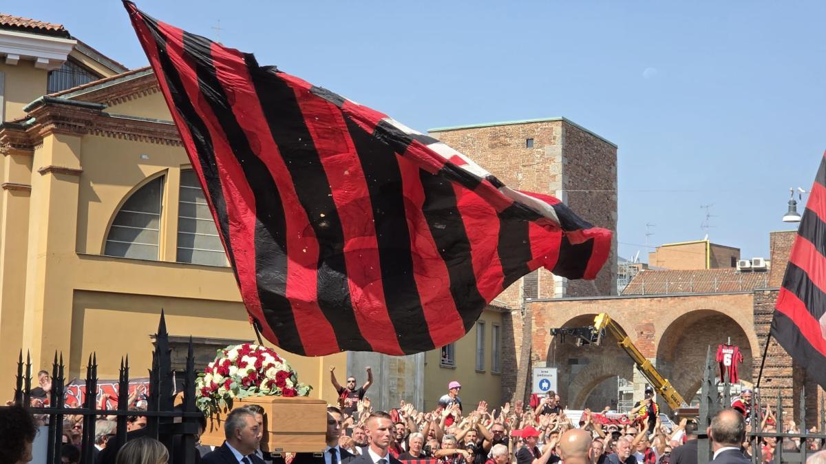 VIDEO MN - Il feretro del Capitano Baresi accolto dai tifosi milanisti: emozione enorme