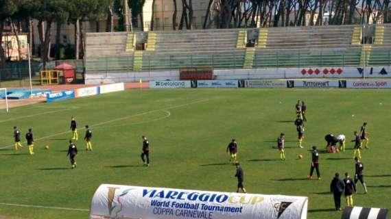 FOTO MN - Viareggio Cup, Milan-Ujana: rossoneri in campo per il riscaldamento