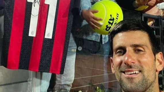 La maglia di Ibrahimovic agli Internazionali di Roma. E per il milanista Djokovic selfie e autografo