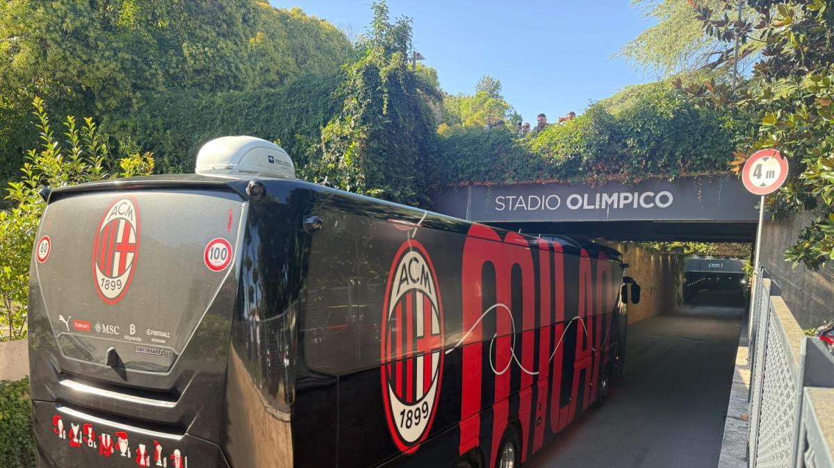 VIDEO MN - Pullman del Milan arrivato allo stadio Olimpico