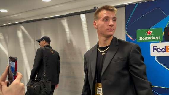 VIDEO MN - Camarda firma autografi in mix zone dopo l'esordio da record in Champions League