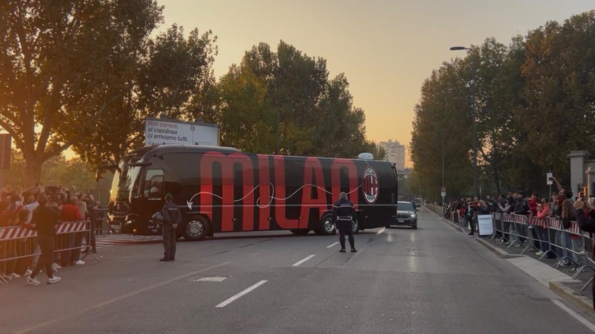 VIDEO MN - Verso Milan-Bologna: l'arrivo della squadra rossonera a San Siro