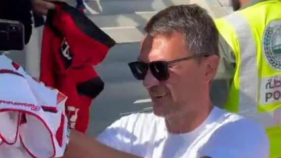 VIDEO MN - Foto e autografi per Paolo Maldini a Dubai