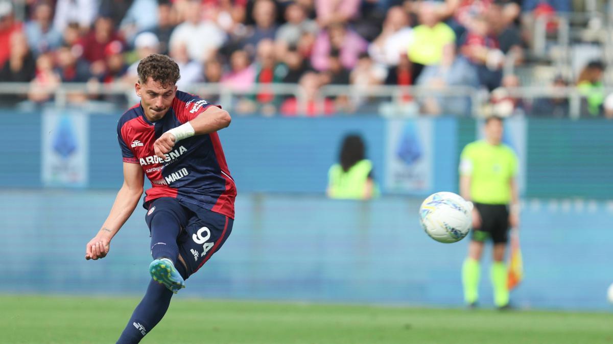 Caos Cagliari, ferri corti tra Sebastiano Esposito e il club