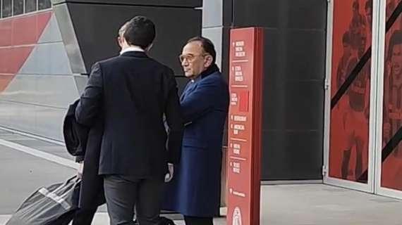 VIDEO MN - L'agente di Theo Hernandez a Casa Milan: ultime pratiche da sbrigare prima di firma e annuncio