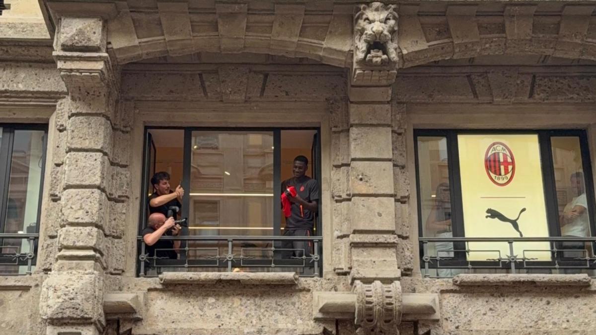 VIDEO MN - Il saluto di Cisse e Diawara ai tifosi rossoneri presenti allo Store in Via Dante