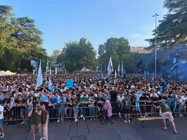 I tifosi della Lazio contro Lotito: in 20mila alla contestazione, presenti anche ex giocatori come Nesta