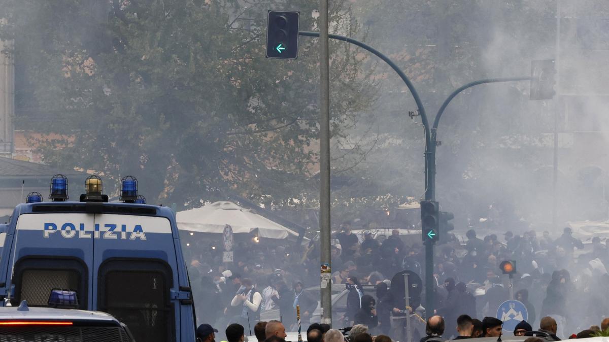 Scontri ultras Bologna e forze ordine fuori stadio Udine