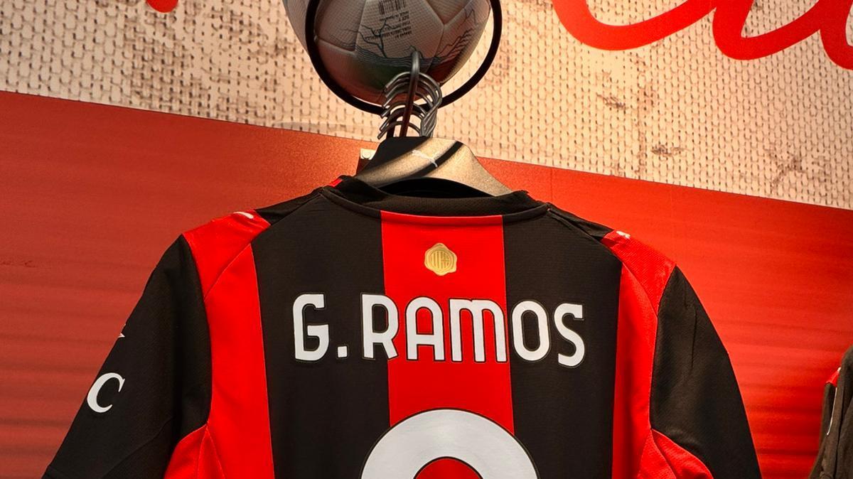 Milan, ecco la maglia numero 9 per la prossima stagione: ecco le foto allo Store