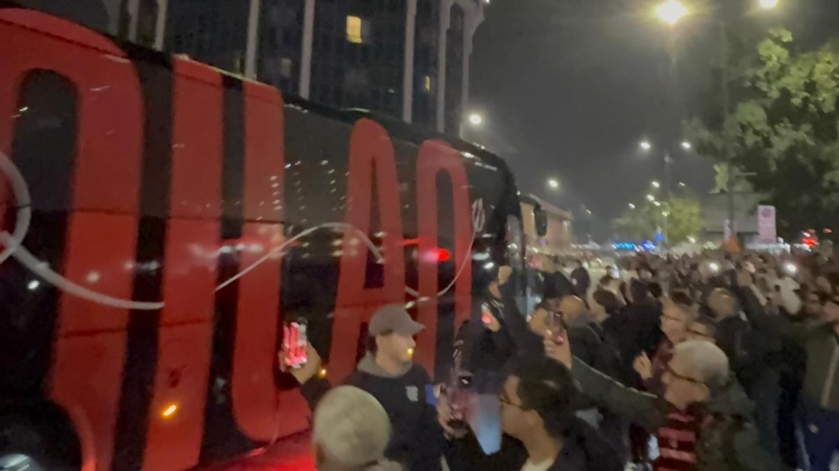 VIDEO MN - Verso il Derby, arrivato il pullman a San Siro tra l'entusiasmo dei tifosi