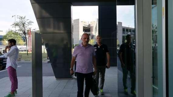 Milan, è il giovane Zanimacchia del Genoa l'oggetto del dialogo in sede tra gli agenti Galli e Parente e Mirabelli