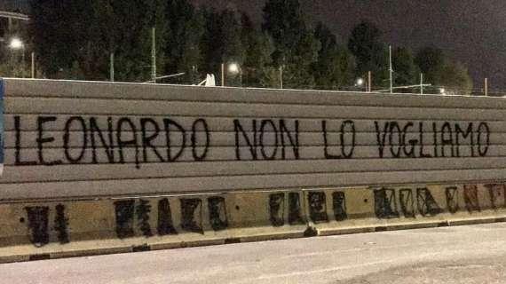 FOTO MN - I tifosi contro Leonardo: scritte contro il brasiliano in zona San Siro e Casa Milan