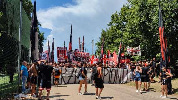 La Serie A celebra l'accoglienza del tifo rossonero: "Che accoglienza è?!"