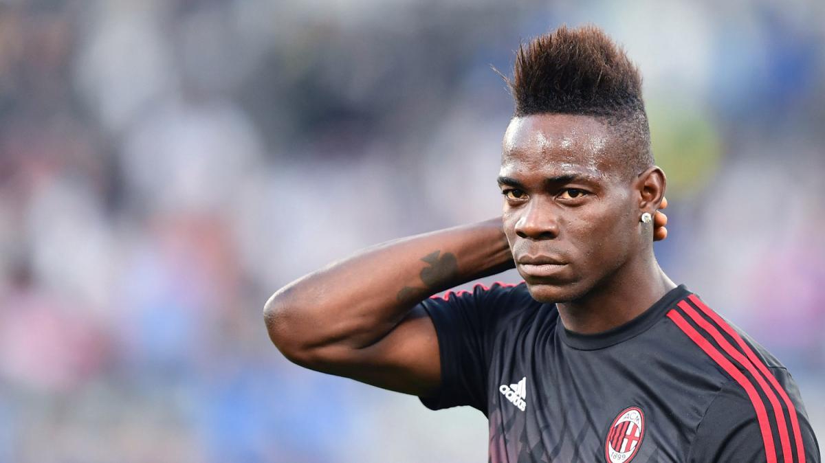 Balotelli contro le polemiche: "Non vedo il problema di scherzare con amici senza fare del male a nessuno. Devo essere giudicato per cosa?" 