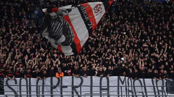 Cori dall'inizio alla fine, ma la contestazione va avanti: la Sud si fa sentire anche a Napoli